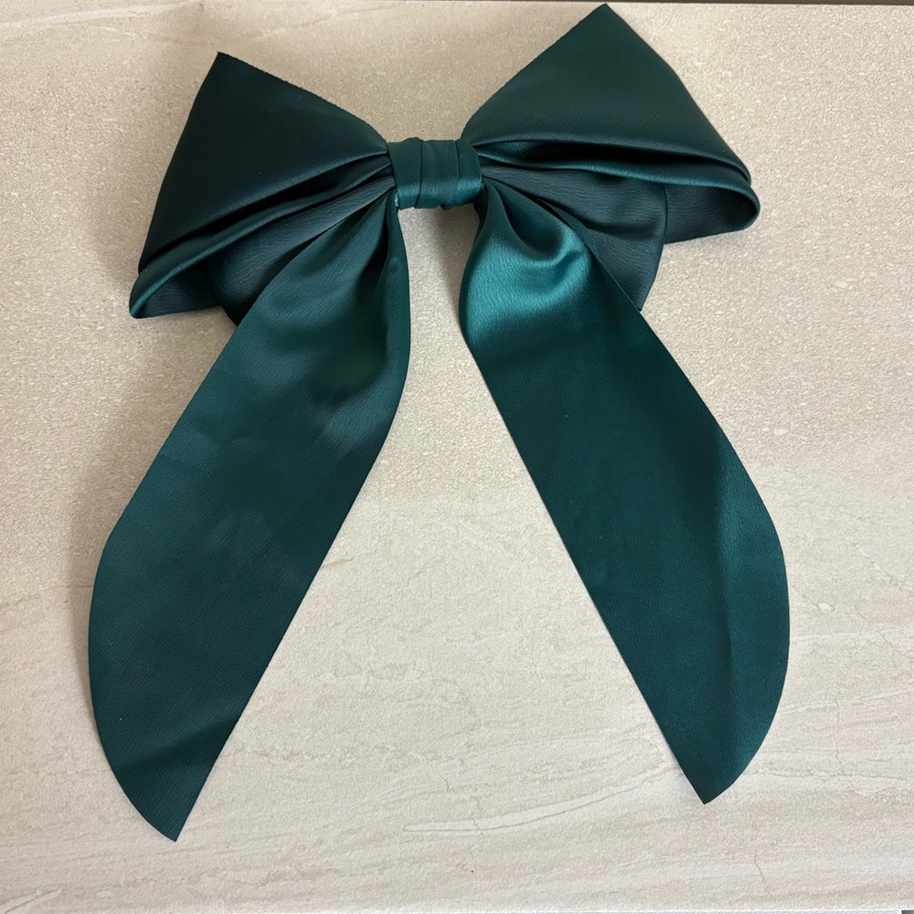 Universal Thread Medium sized Hair bow Clip- New without tag
